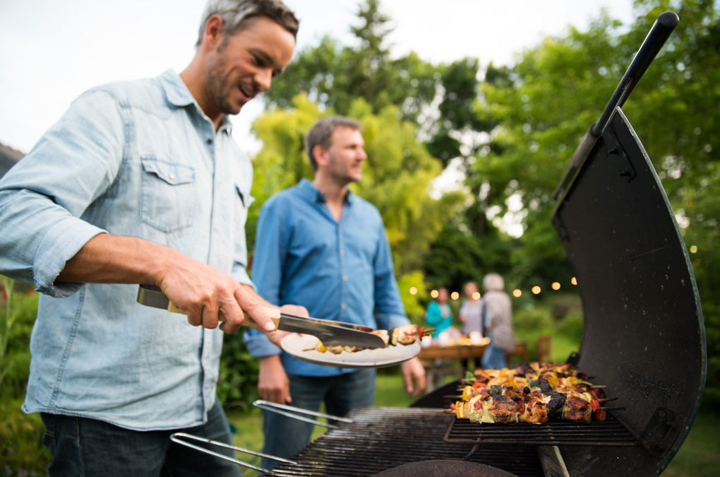 Leaving the Mess Outside: How Outdoor Kitchens Make Dinner Time Great Again.
